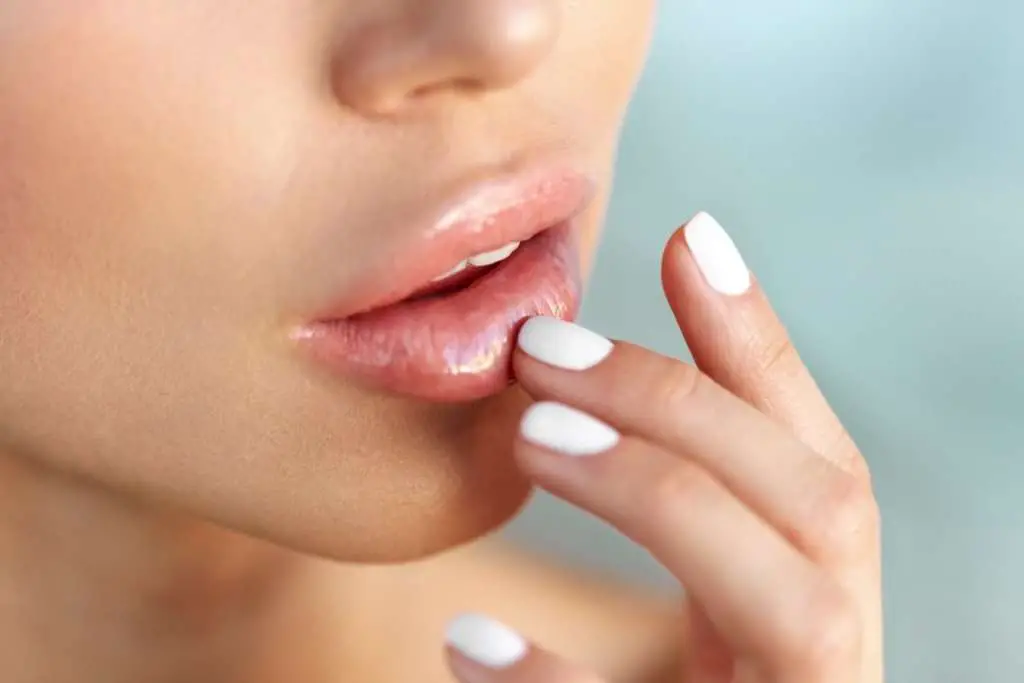 Como masajear los labios después del ácido hialurónico