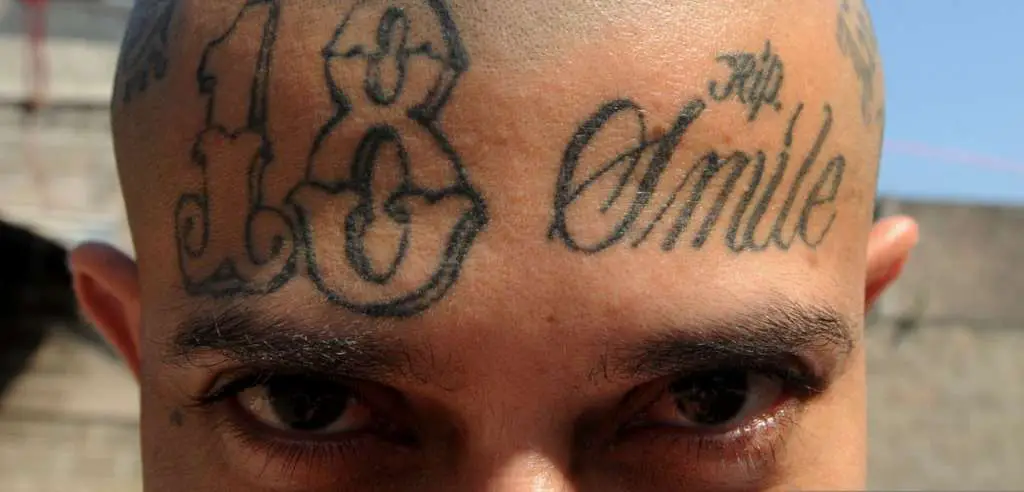 tatuaje en la frente