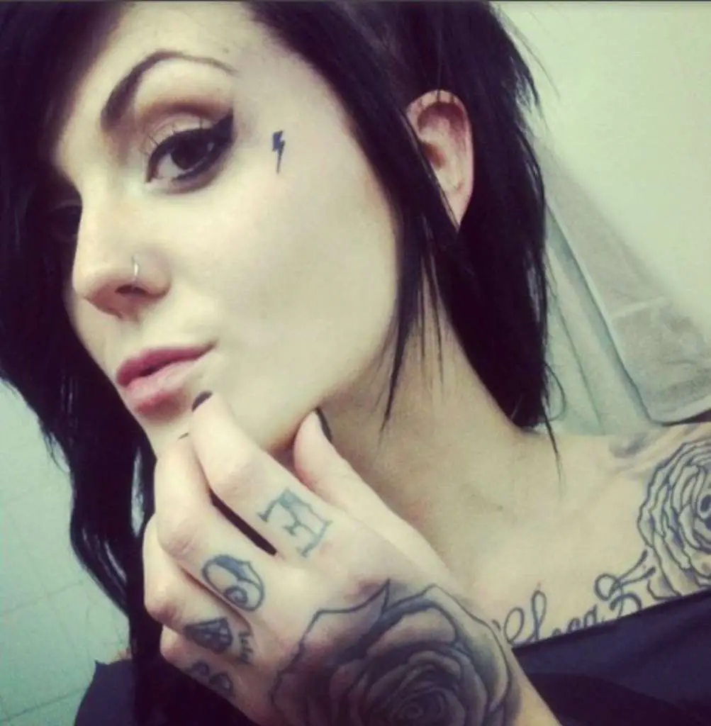 tatuajes pequeños en la cara