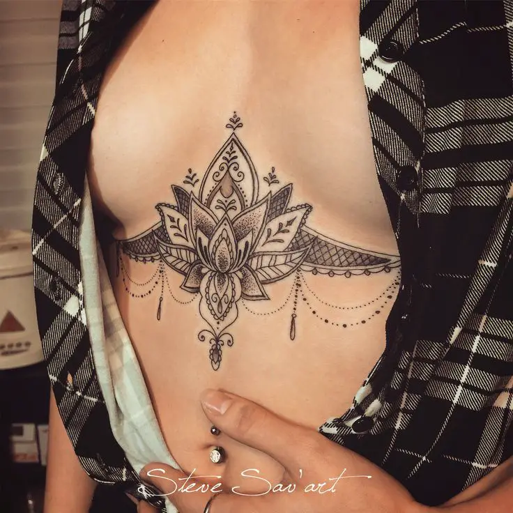 Tatuajes en el centro de los senos para mujeres