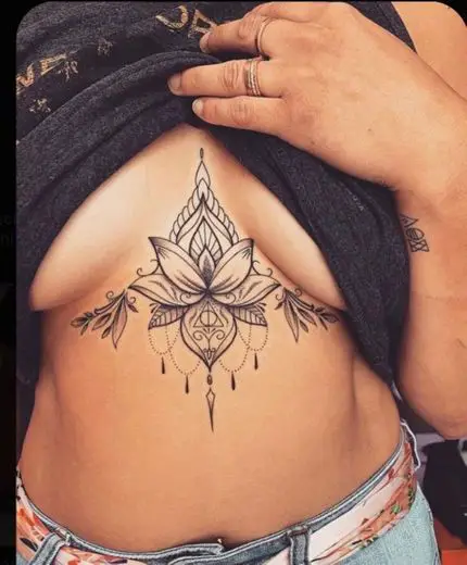 Tatuajes en el centro de los senos para mujeres
