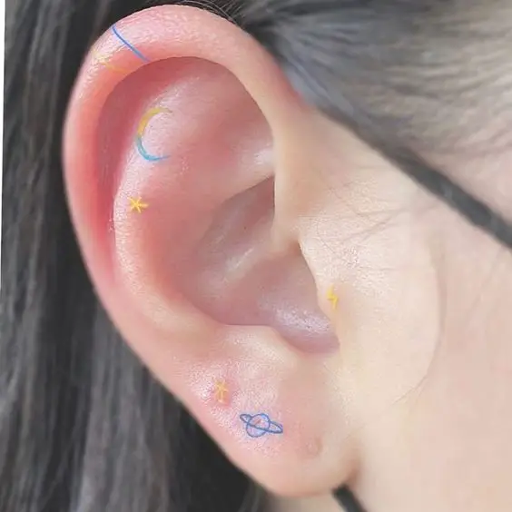 tatuaje en el lobulo de la oreja