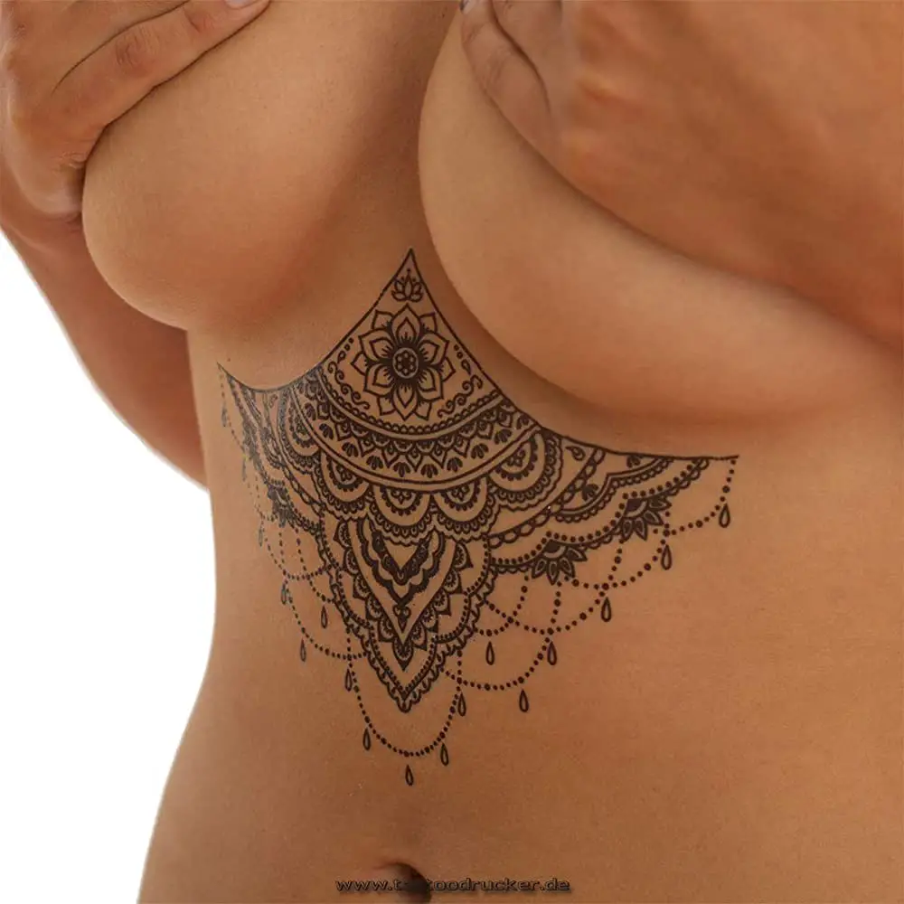 Tatuajes en el centro de los senos para mujeres