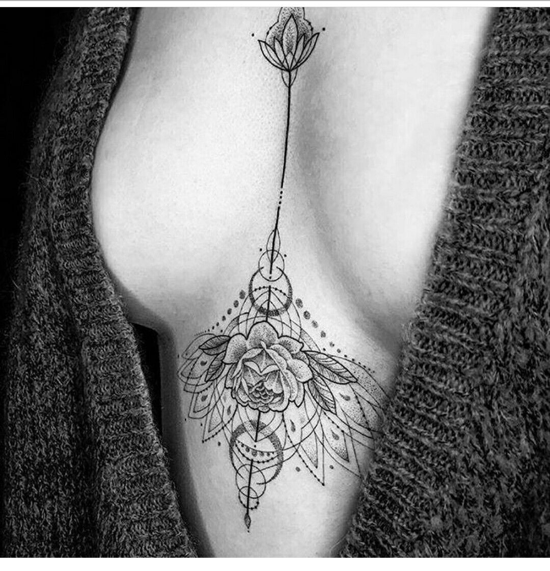 Tatuajes en el centro de los senos para mujeres