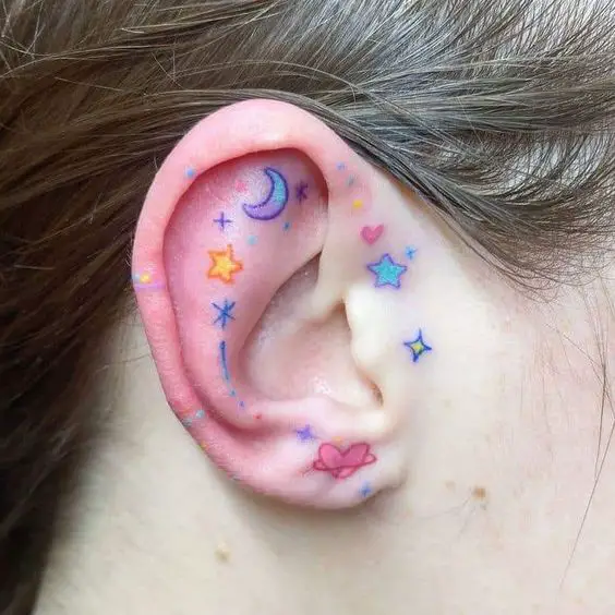 tatuaje en el lobulo de la oreja