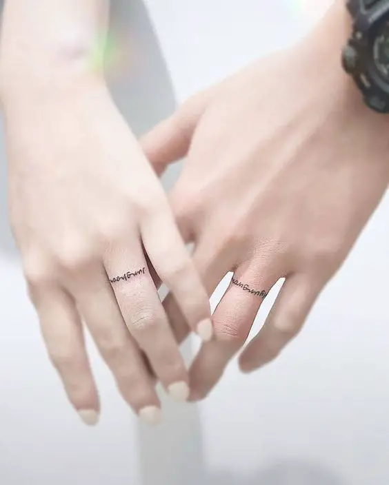 Tatuajes de anillos en los dedos