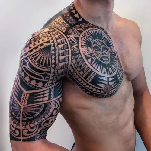 tatuajes de maorí en el hombro