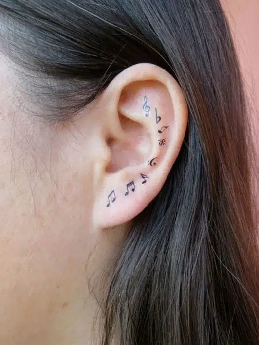 tatuajes en el lobulo de la oreja