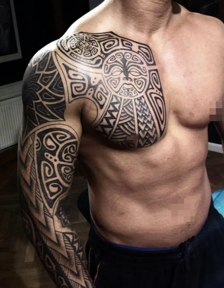 Tatuajes de maorí en el hombro