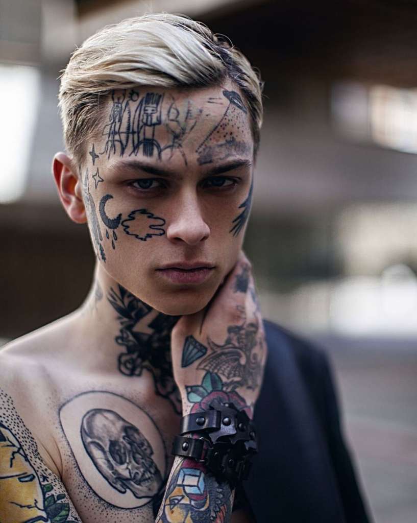 tatuaje en la frente
