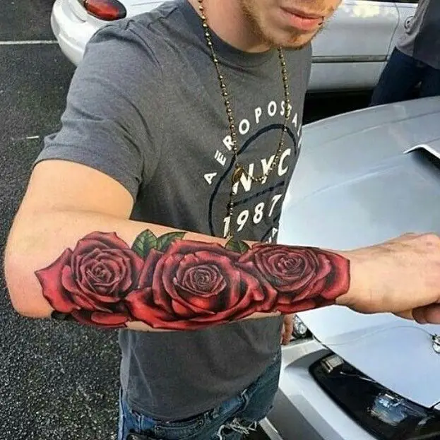 Tatuajes de rosas en el brazo para hombres
