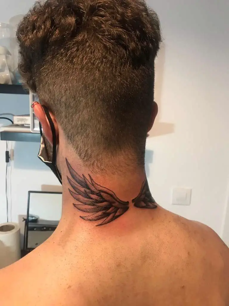 tatuaje alas en el cuello