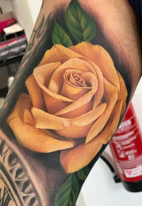 tatuajes rosas en el brazo de hombres