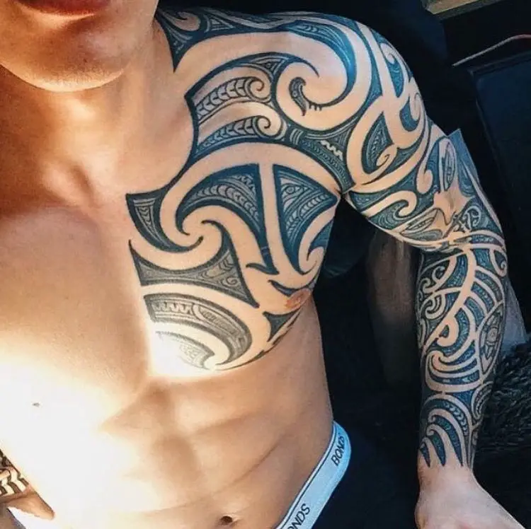 tatuajes de maorí en el hombro