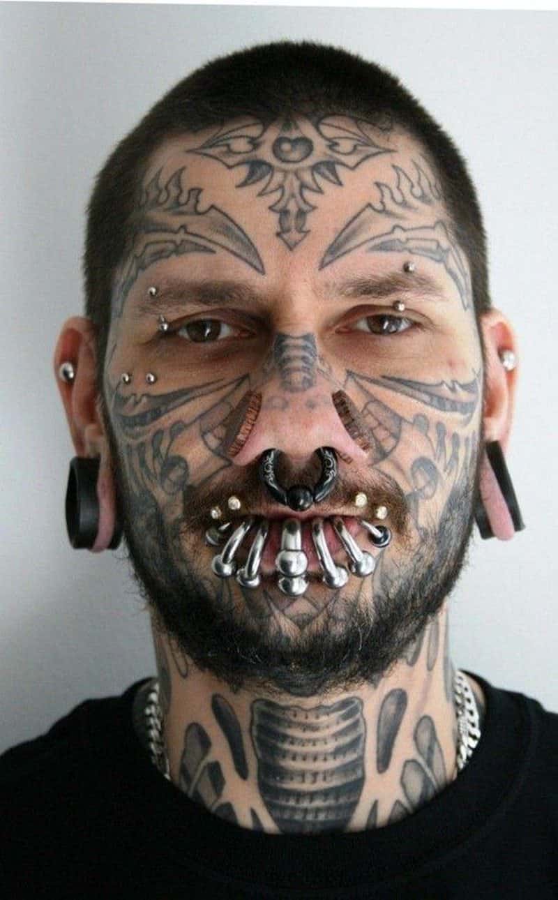 tatuajes pequeños en la cara
