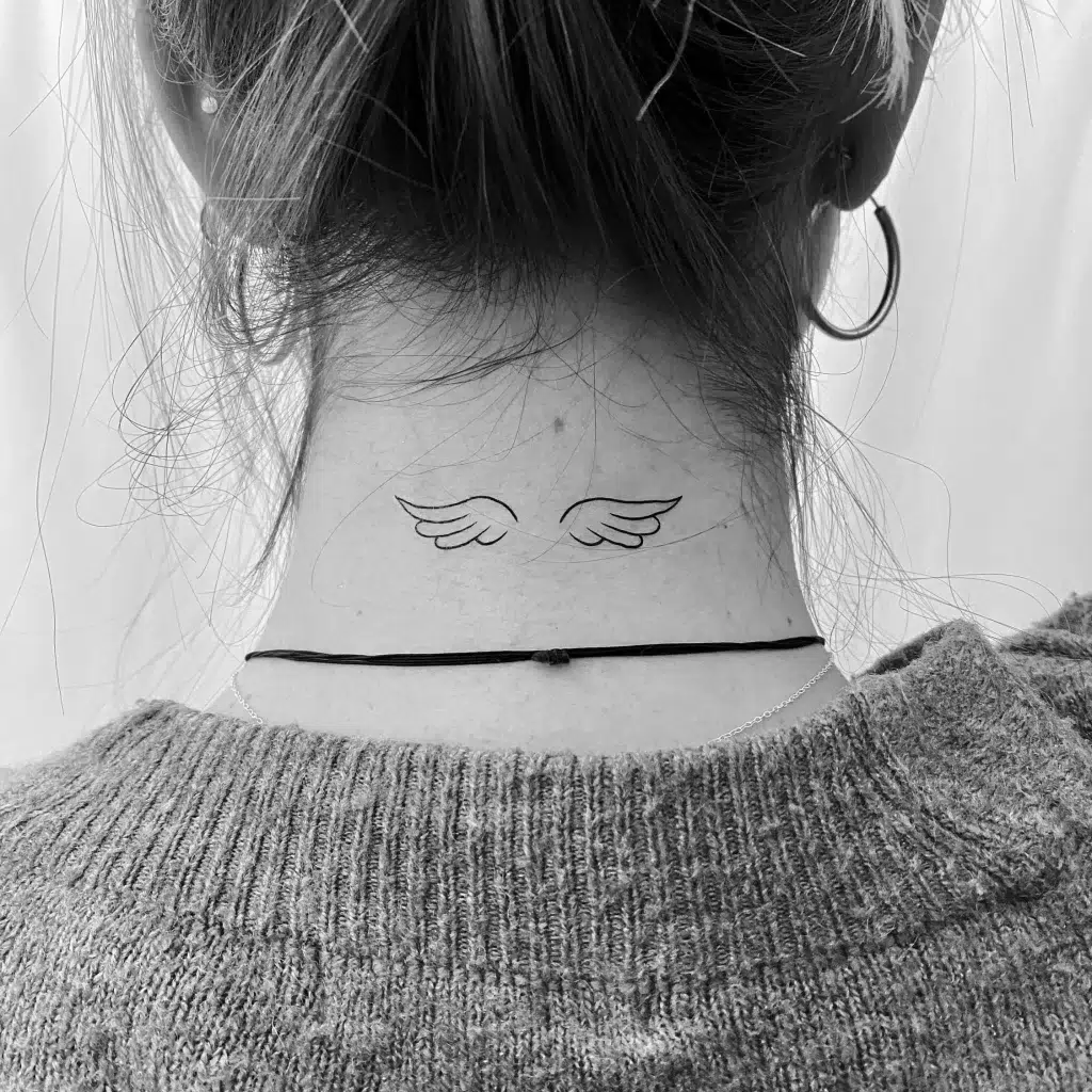 tatuajes de alas en el cuello