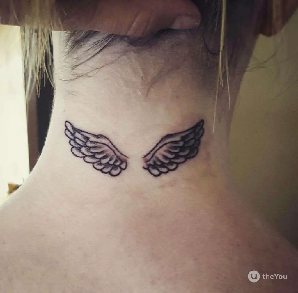 tatuajes alas en el cuello