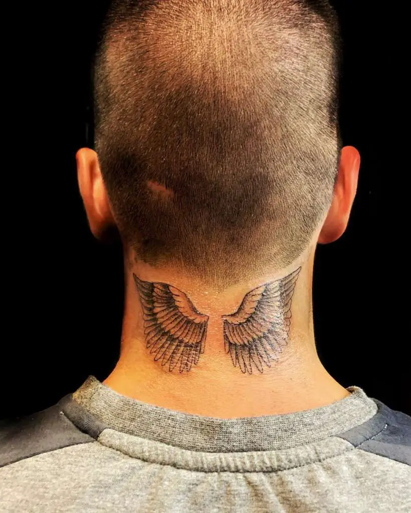 tatuaje alas en el cuello