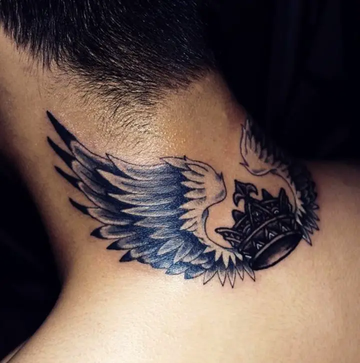 tatuajes de alas en el cuello