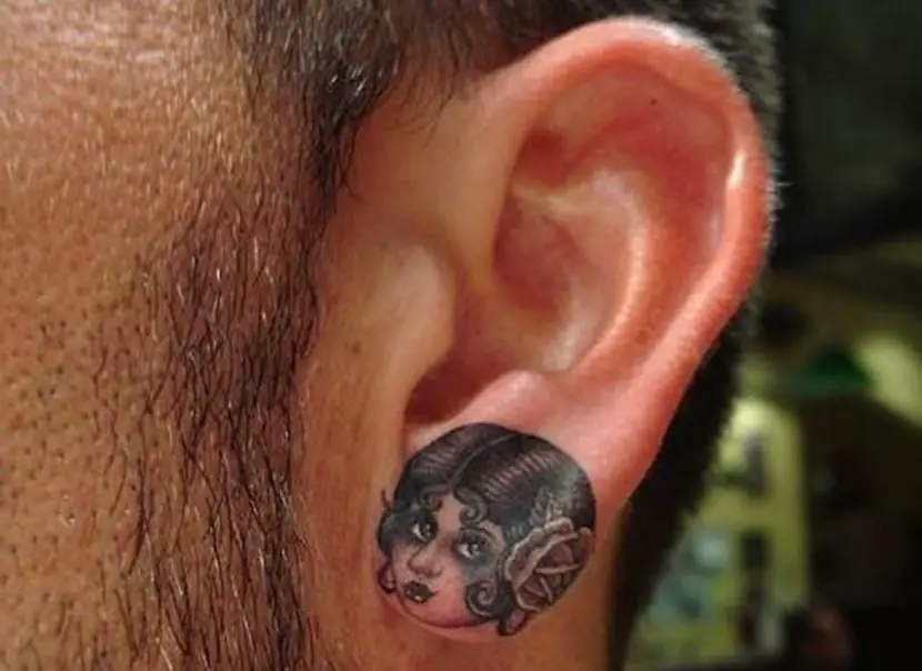 tatuajes en el lobula de la oreja