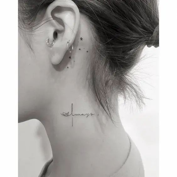 tatuajes letras en el cuello