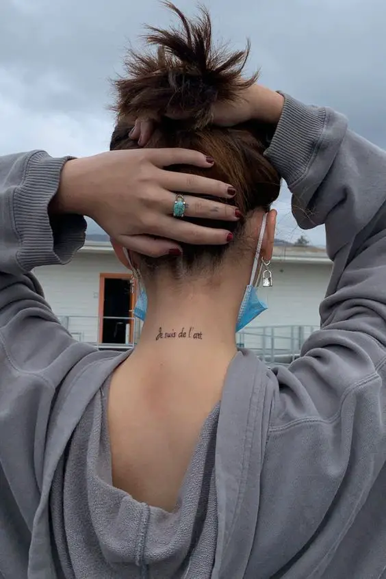 tatuajes letras en el cuello