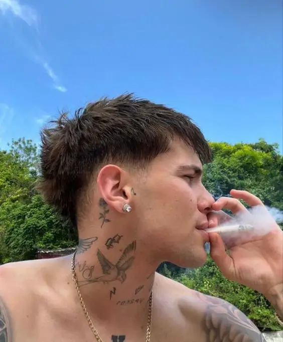 Tatuajes pequeños en el cuello para hombres