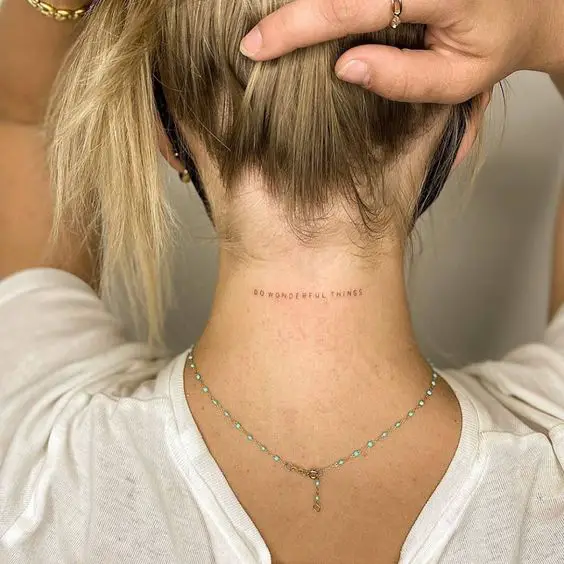 Tatuajes pequeños para mujeres en el cuello