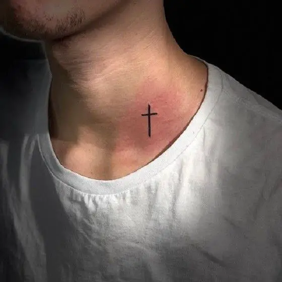 Tatuajes pequeños en el cuello para hombres