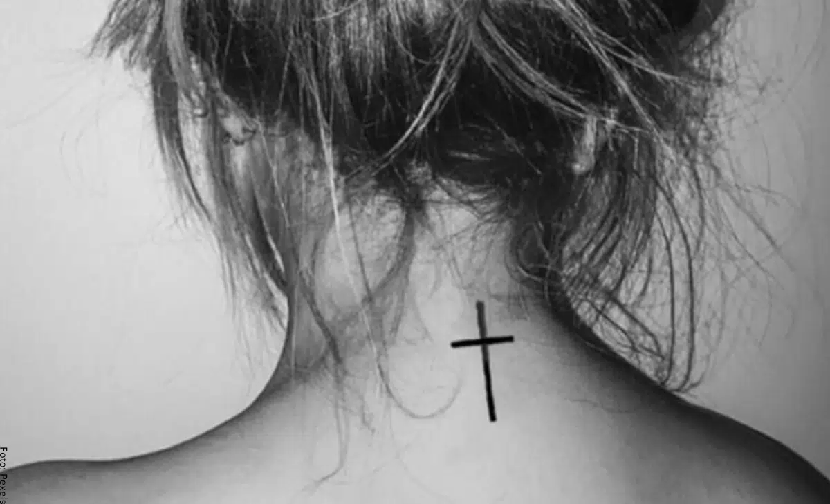 Tatuajes pequeños para mujeres en el cuello