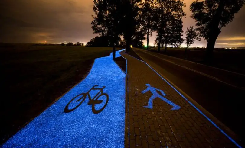 Camino luminoso para bicicleta que se alimenta de energía solar