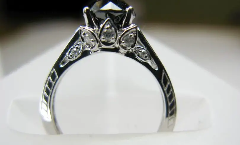 Anillos de boda con diamantes negros: 5 alternativas a los tradicionales