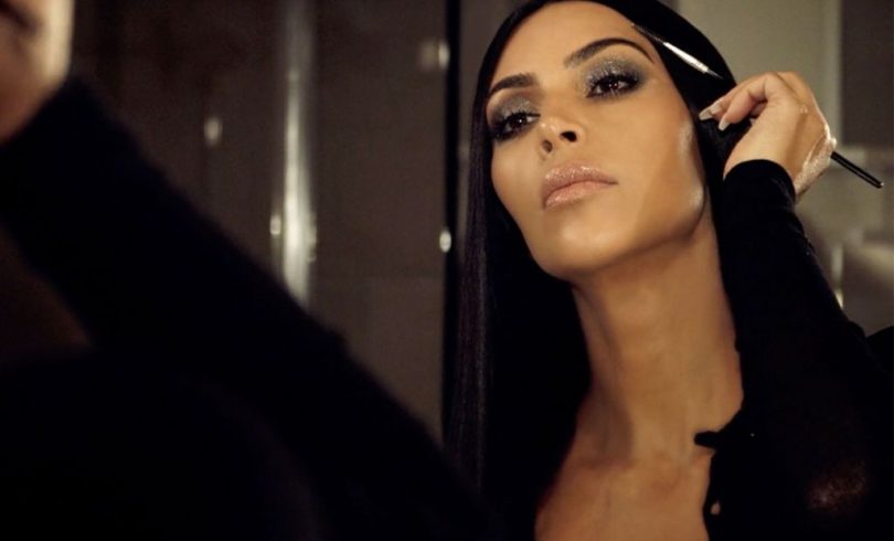Kim Kardashyan revela su secreto de maquillaje en un video de 5 minutos