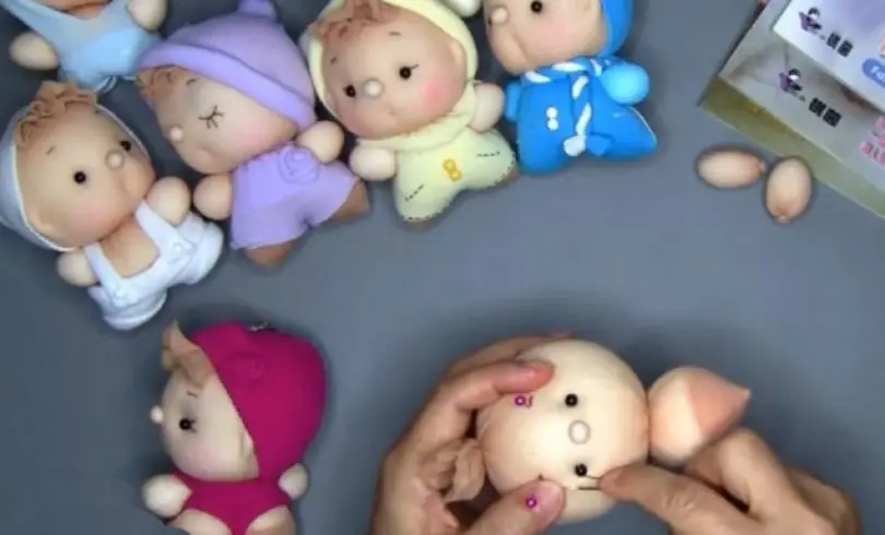 Cómo hacer hermosas muñecas bebés con medias (DIY)