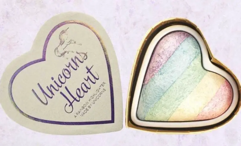 Iluminador de arcoiris en forma de corazón hecho por unicornios