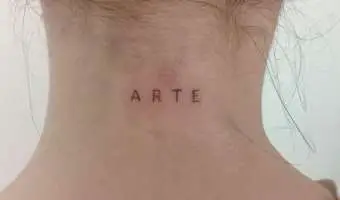 Tatuajes letras en el cuello