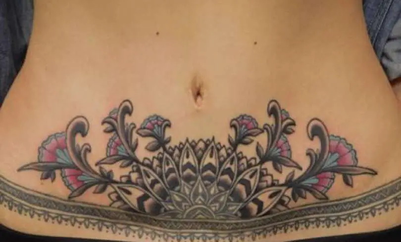 Tatuajes para cubrir cicatrices en el abdomen de mujeres