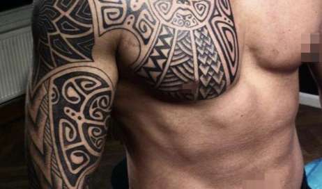 Tatuajes de maorí en el hombro