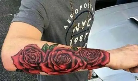 Tatuajes de rosas en el brazo para hombres