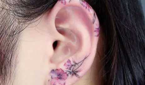 Tatuaje en el lóbulo de la oreja