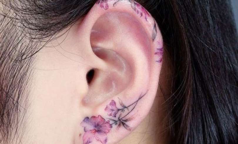Tatuaje en el lóbulo de la oreja