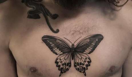 Tatuajes pequeños en el pecho